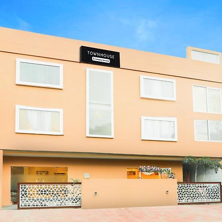 Super Townhouse Viraj Khand Formerly Veridian Inn Chinhat المظهر الخارجي الصورة